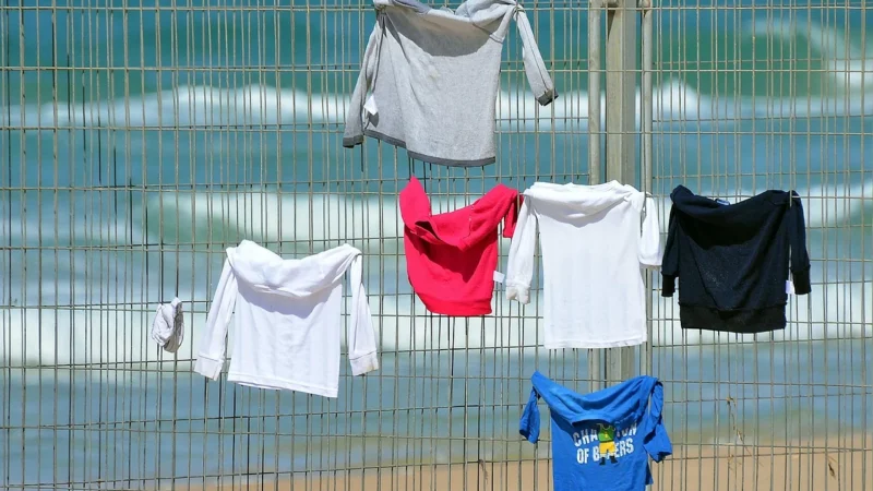 Casualowy t-shirt damski z cekinami, Monnari MONNARI