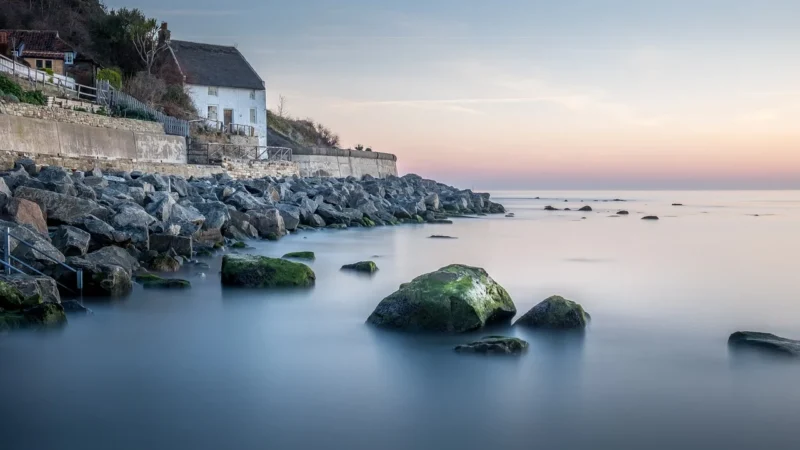 gładkiej skóry ekologicznej. Zamykana klapką z magnesem oraz znajdującym się pod nią suwakiem. Torebka dwukomorowa z trzema kieszonkami