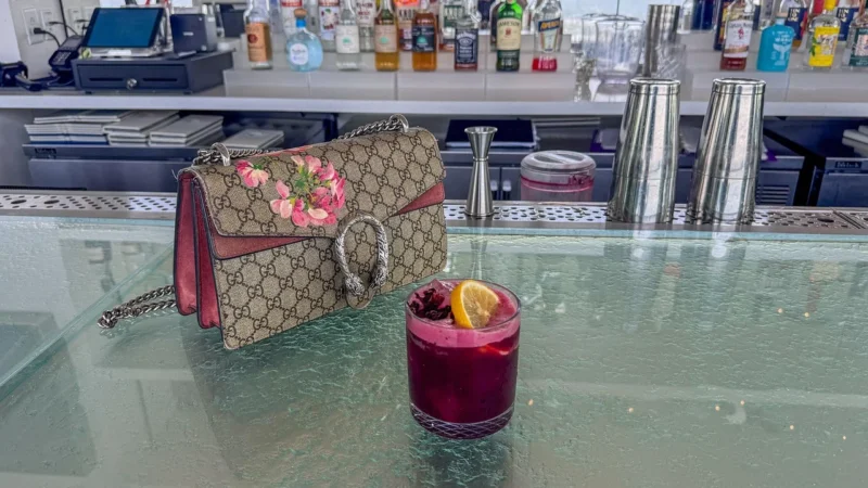 GUCCI – średnia czarna torba na ramię GG Marmont