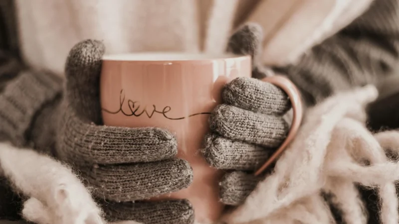Kaffe Sweter „Mala” w kolorze beżowo-czerwonym